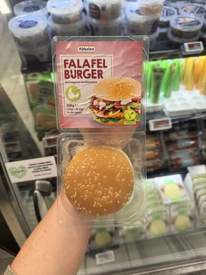 Billede af Abbelen Falafel Burger med Vegansk Kryddersauce
